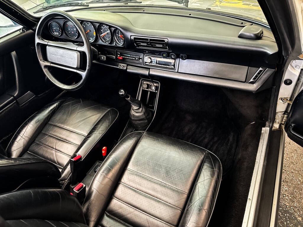 Porsche-911-1985-Convertible-31