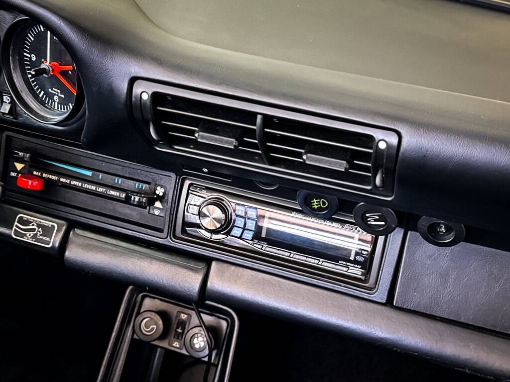 Porsche-911-1985-Convertible-35