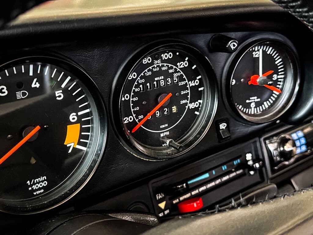 Porsche-911-1985-Convertible-38