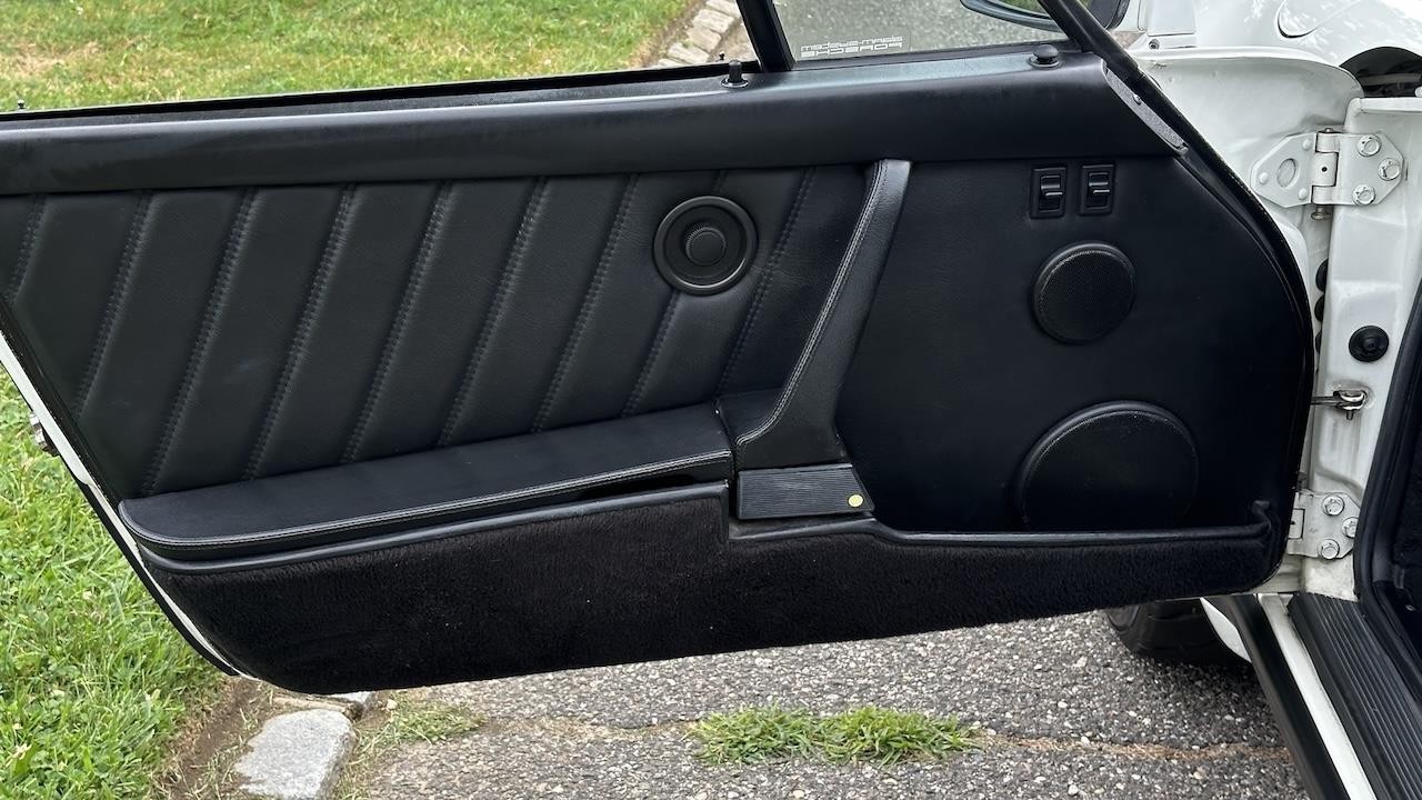 Porsche-911-1988-28