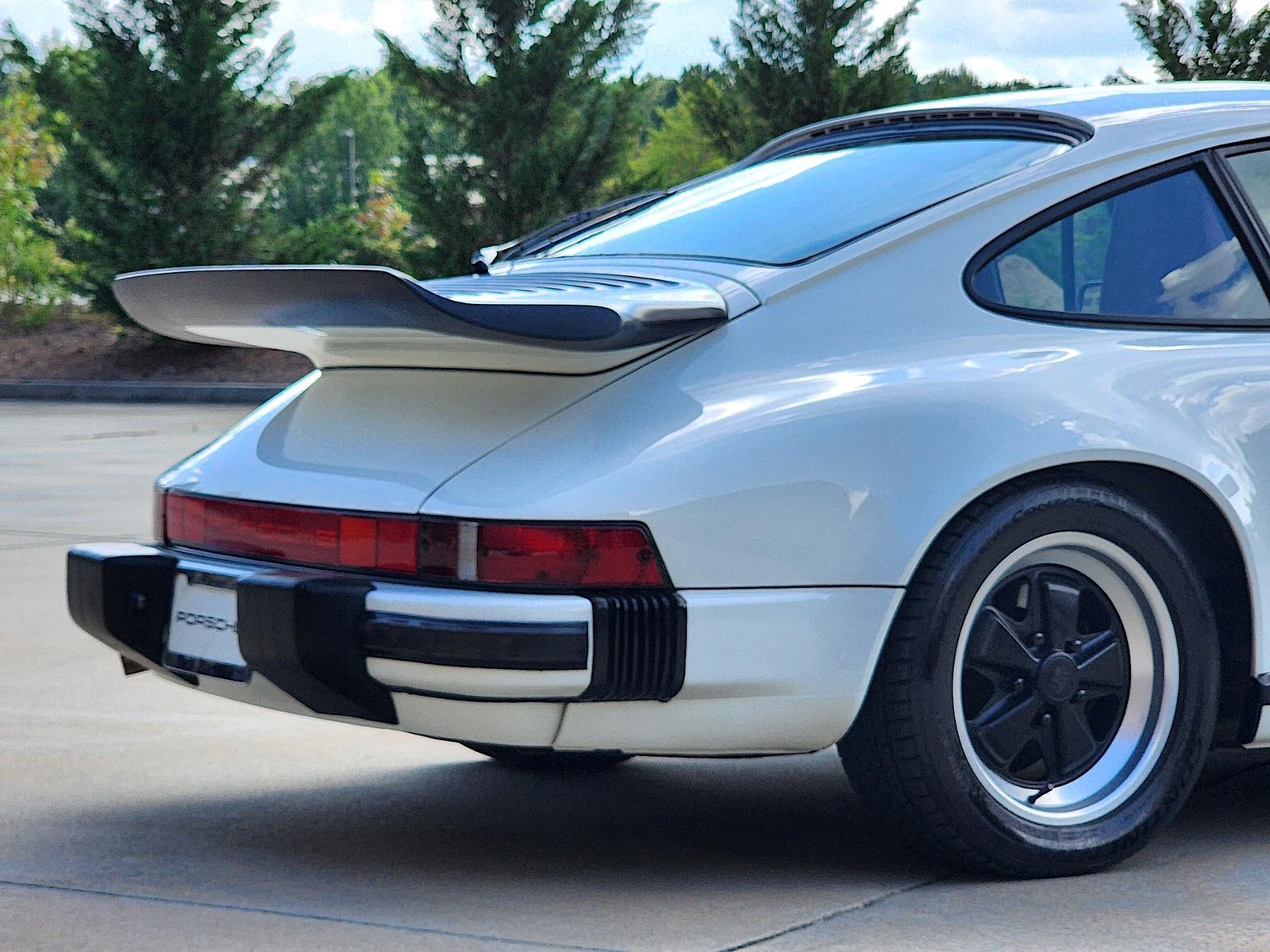 Porsche-911-1988-Coupe-17
