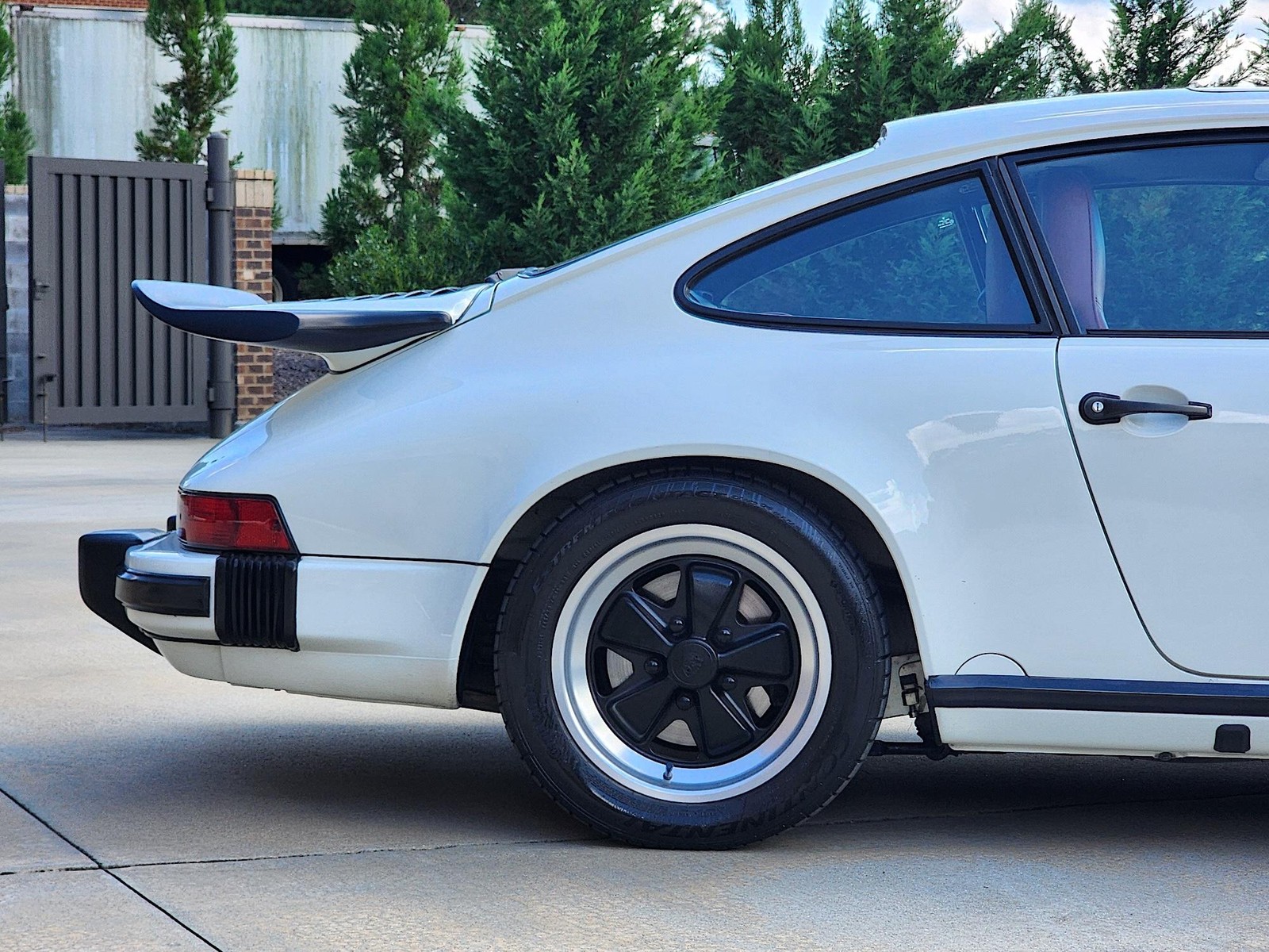 Porsche-911-1988-Coupe-18