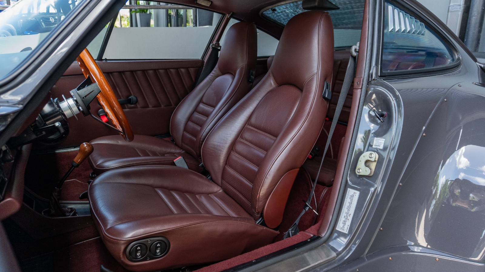 Porsche-911-1988-Coupe-27