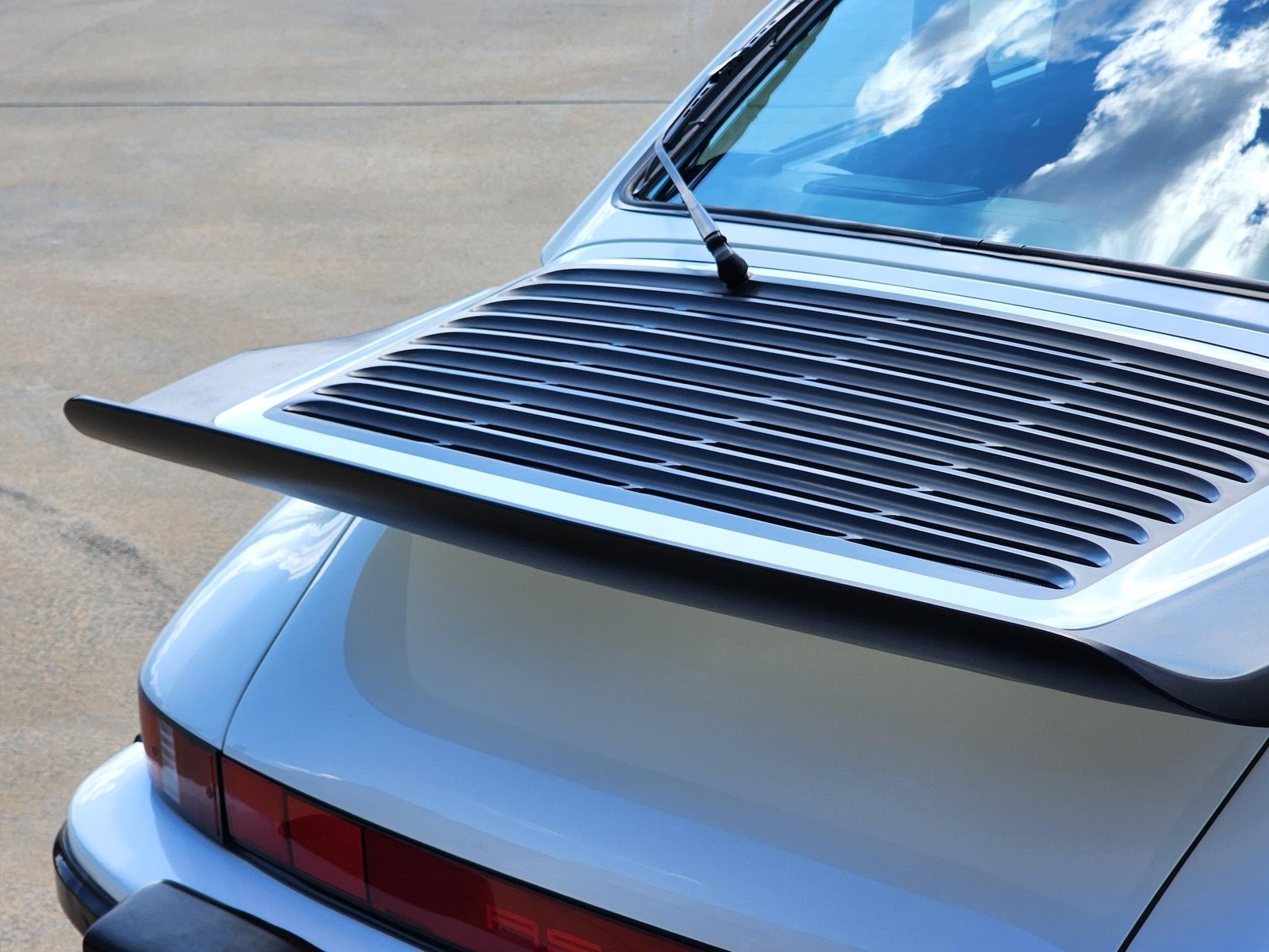 Porsche-911-1988-Coupe-32
