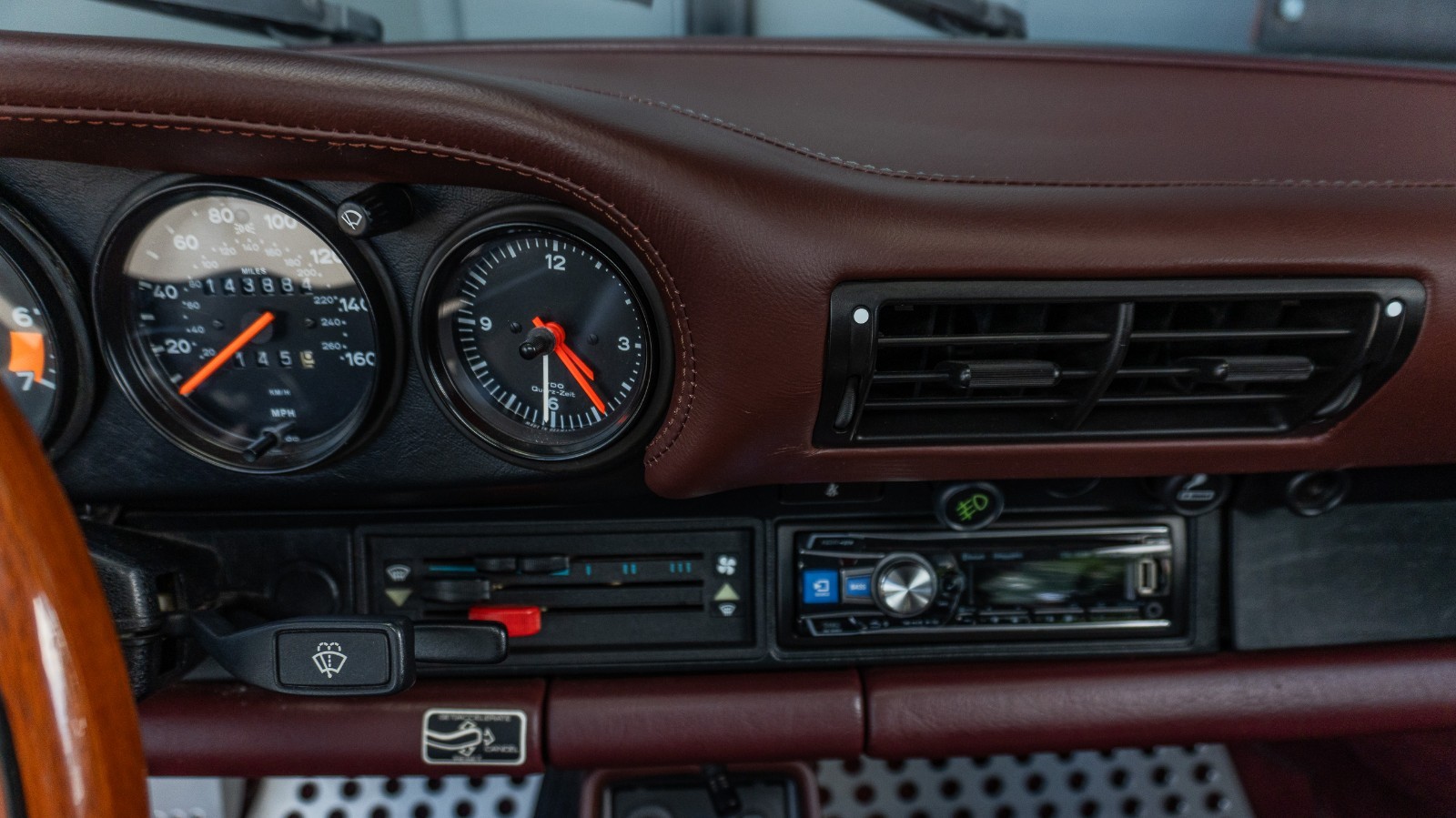 Porsche-911-1988-Coupe-33