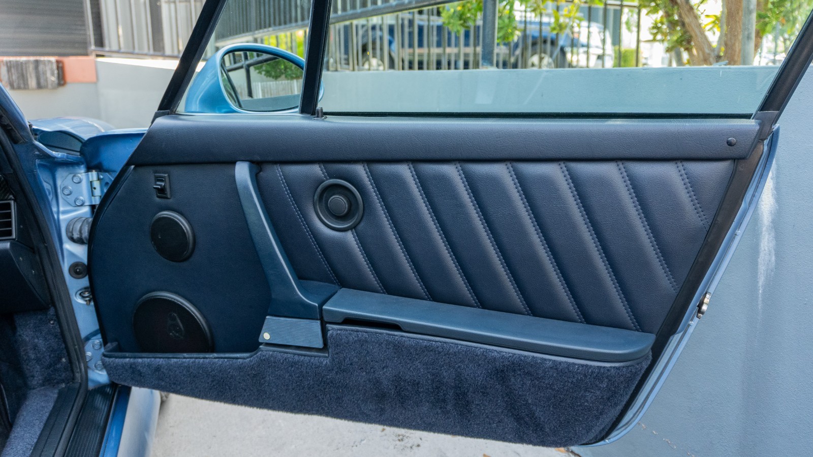 Porsche-911-1991-Coupe-25