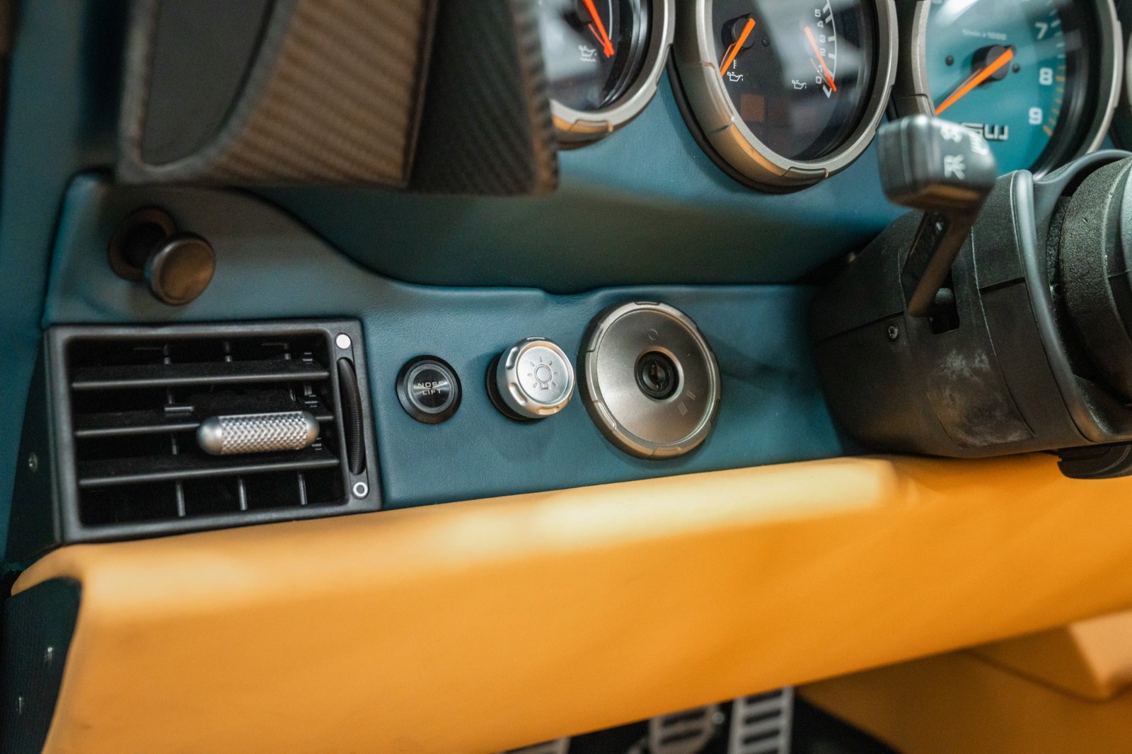 Porsche-911-1995-Convertible-23