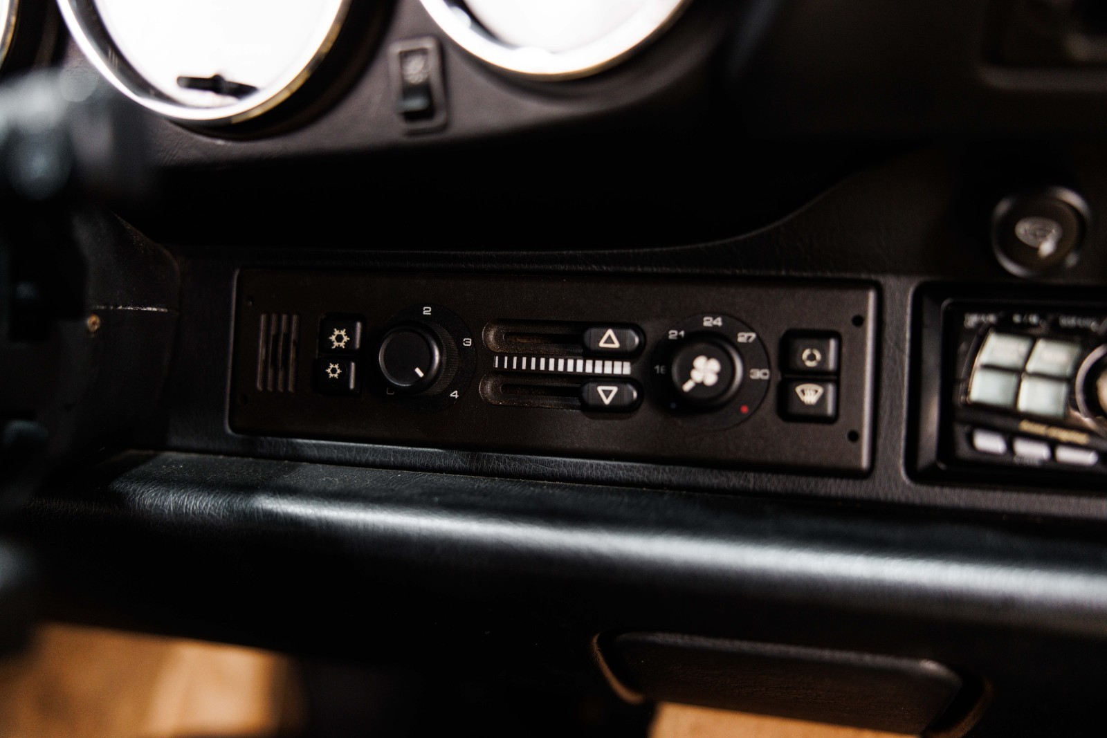 Porsche-911-Carrera-993-1995-Convertible-25