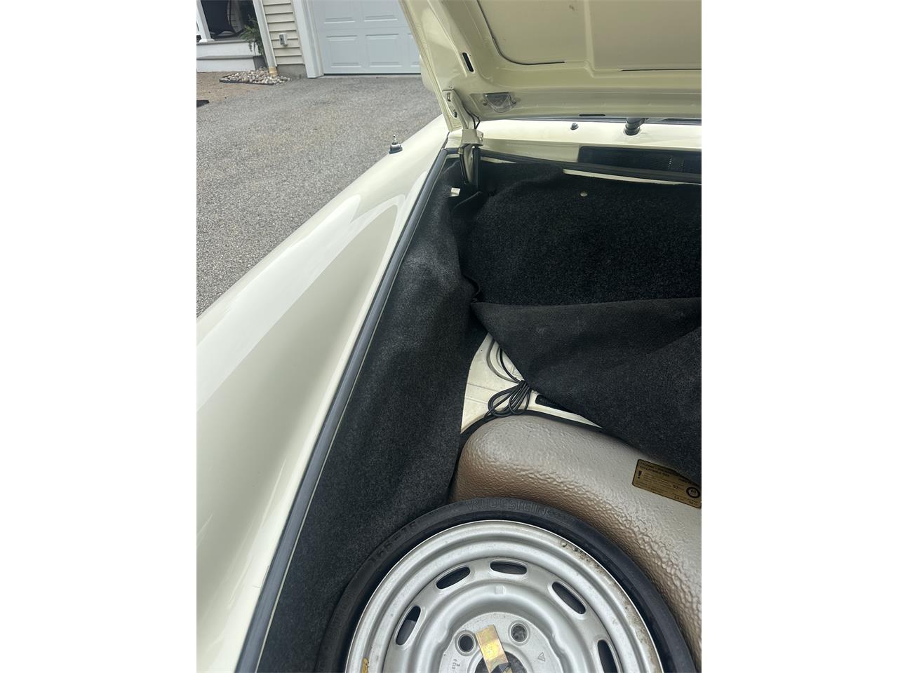 Porsche-911-carrera-cabriolet-1983-Chiffon-White-Dark-green-10
