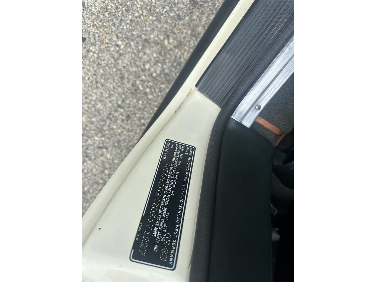 Porsche-911-carrera-cabriolet-1983-Chiffon-White-Dark-green-13