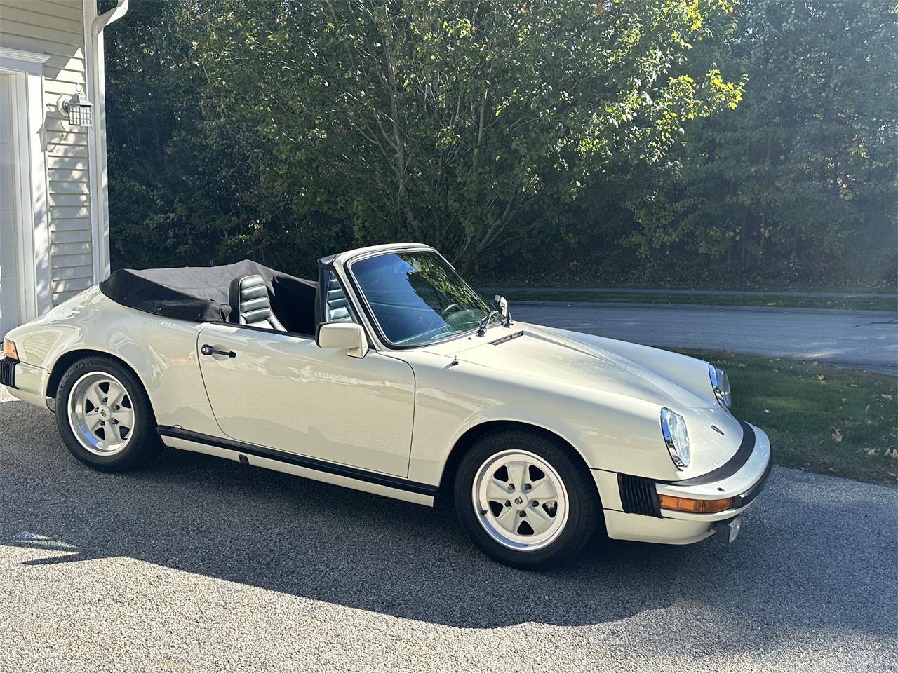 Porsche-911-carrera-cabriolet-1983-Chiffon-White-Dark-green-7