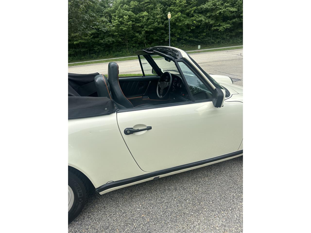 Porsche-911-carrera-cabriolet-1983-Chiffon-White-Dark-green-8
