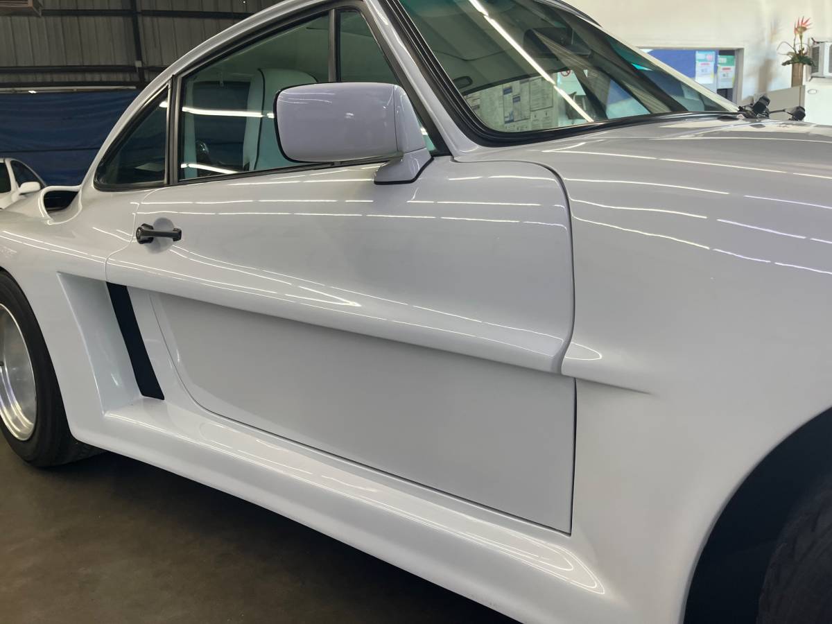Porsche-911-turbo-1985-white-10