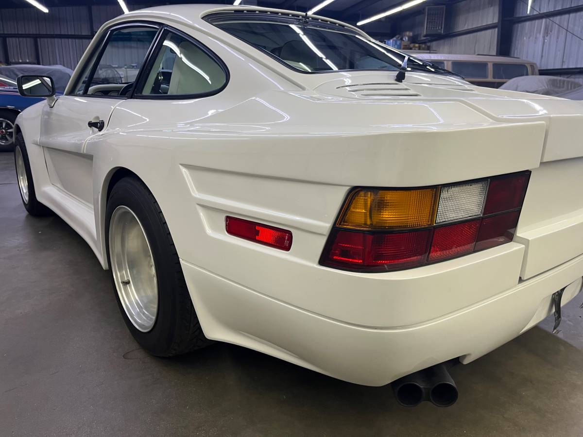 Porsche-911-turbo-1985-white-12