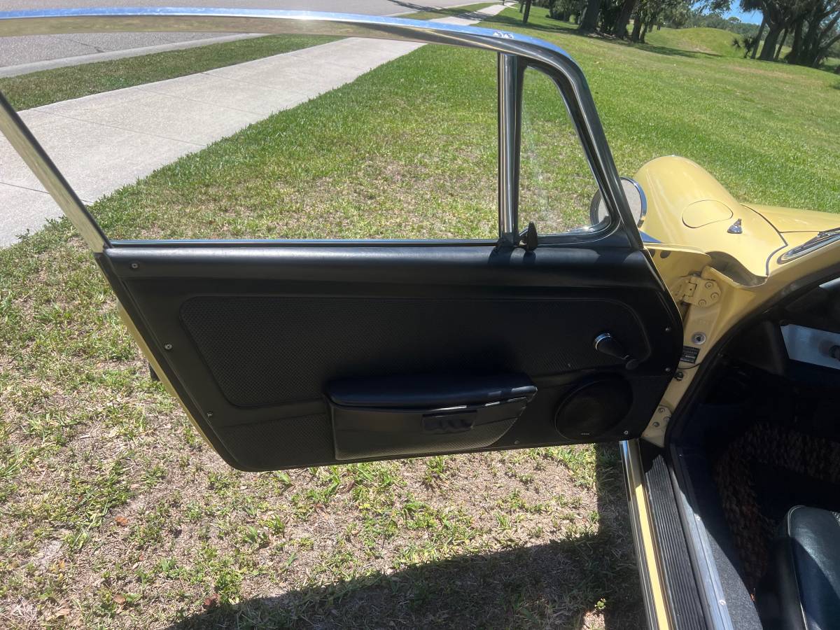 Porsche-912-coupe-1968-yellow-13