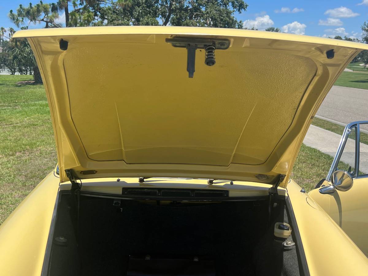 Porsche-912-coupe-1968-yellow-18
