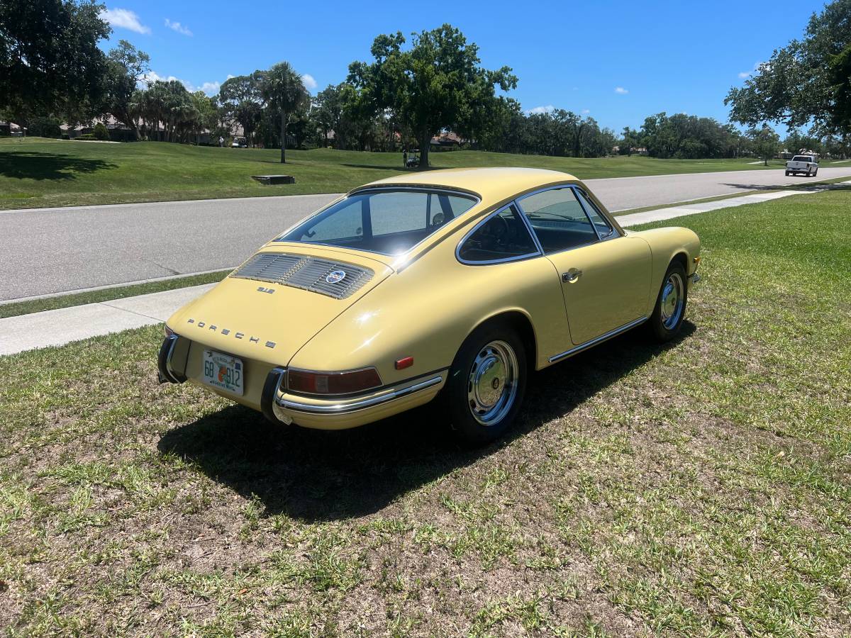 Porsche-912-coupe-1968-yellow-8