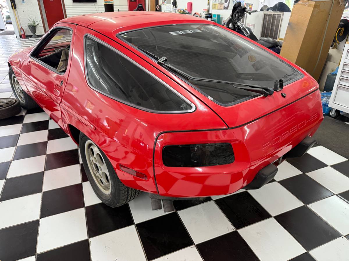 Porsche-928-1982-red-18