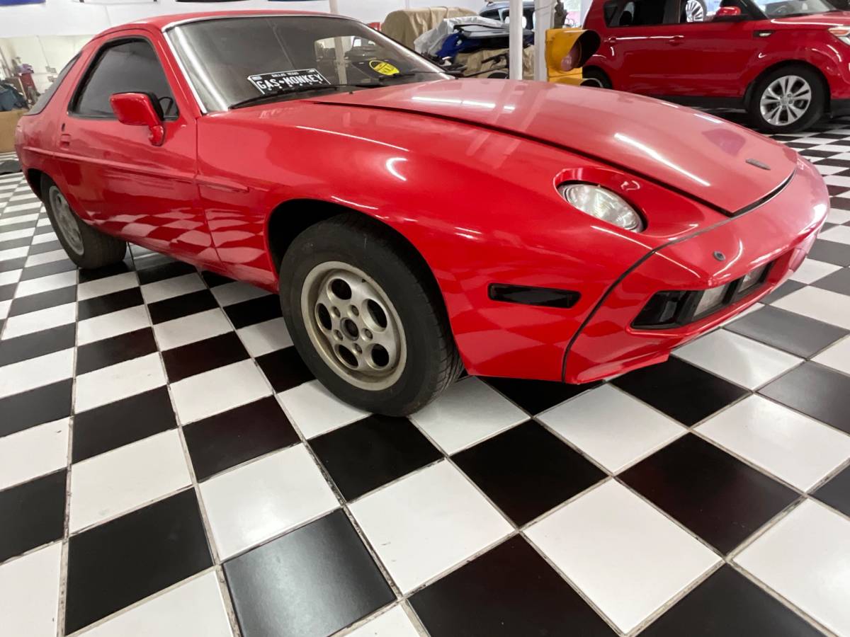 Porsche-928-1982-red-2