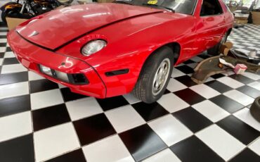 Porsche-928-1982-red
