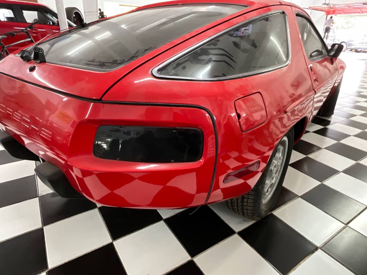 Porsche-928-1982-red-5