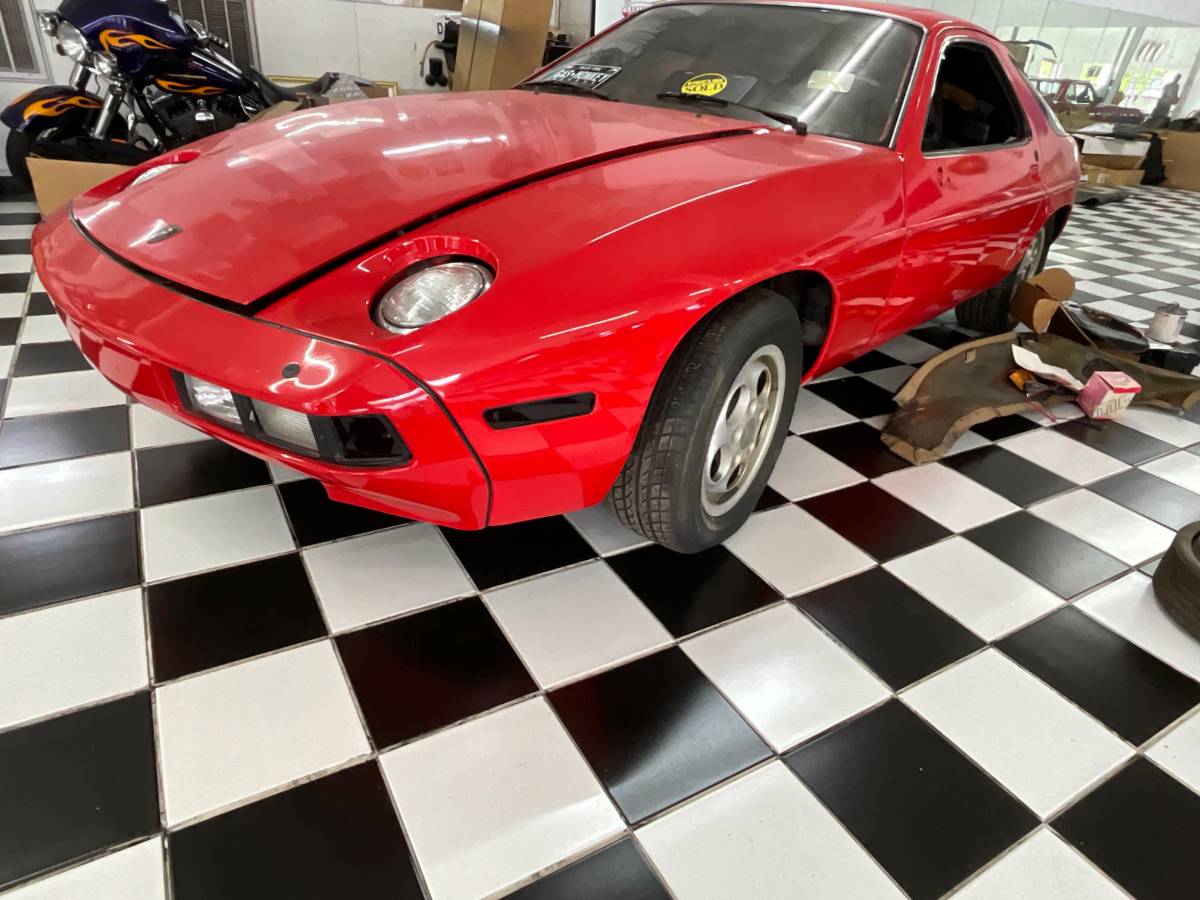 Porsche-928-1982-red