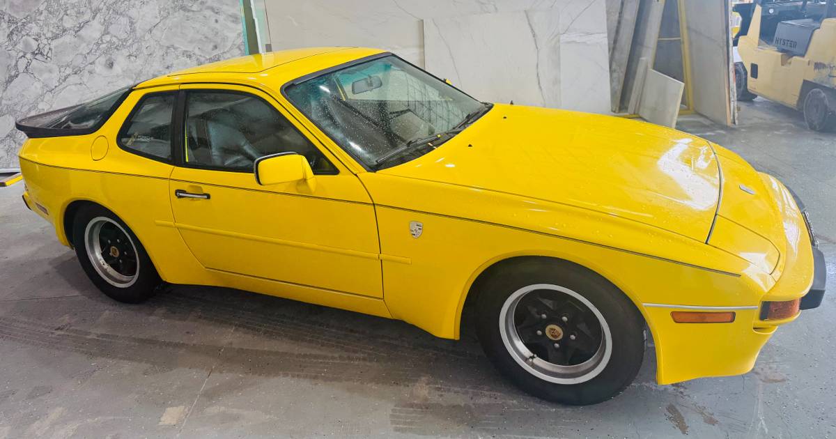 Porsche-944-1983-yellow-1