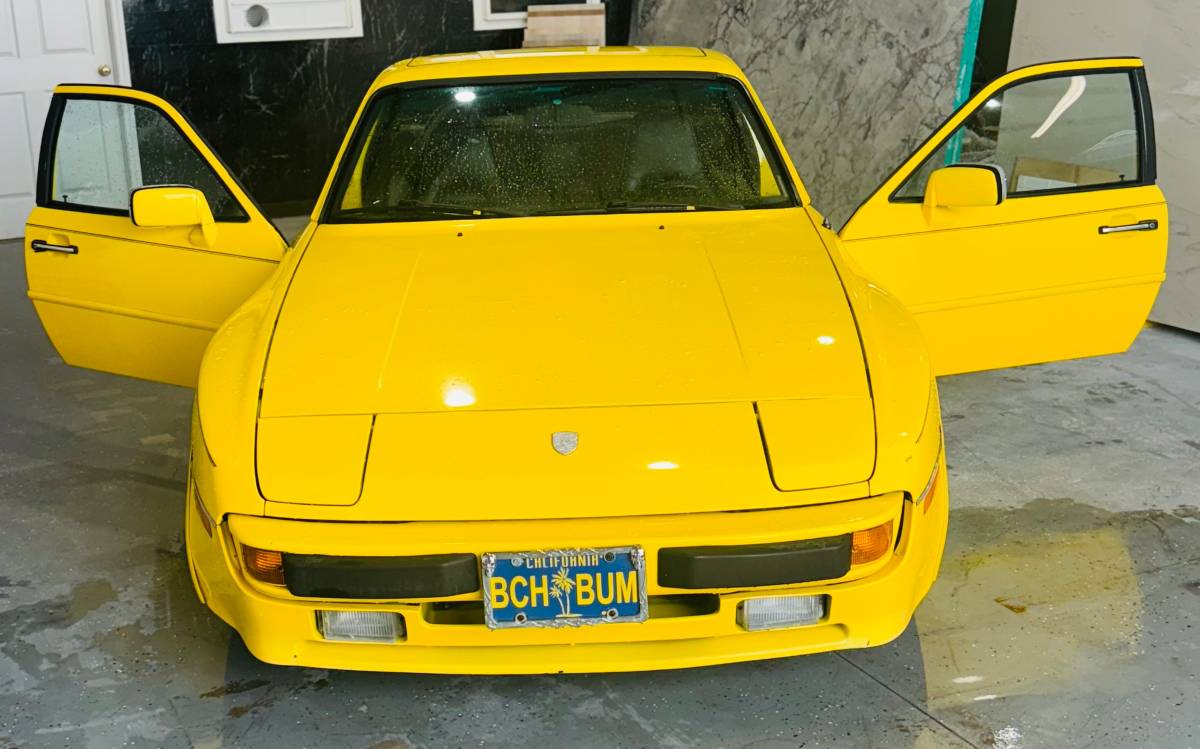Porsche-944-1983-yellow