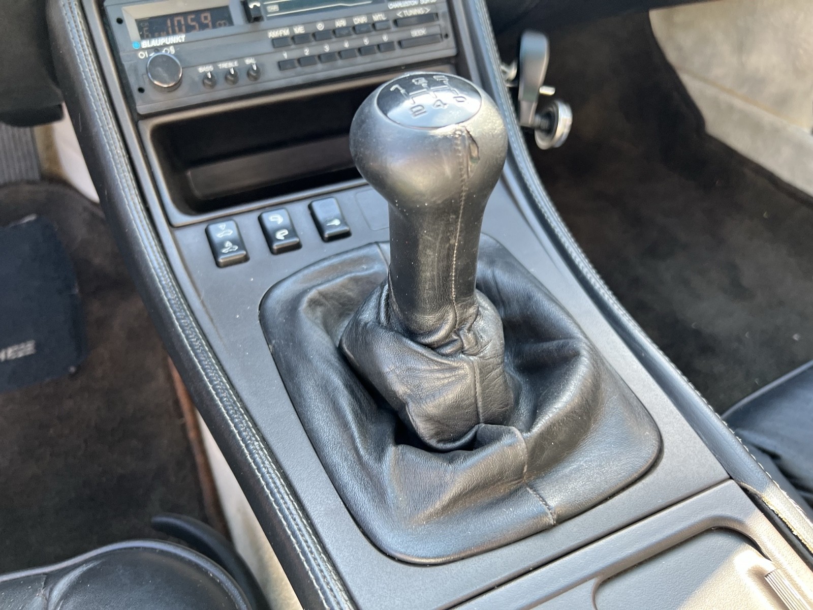 Porsche-944-1987-Coupe-34