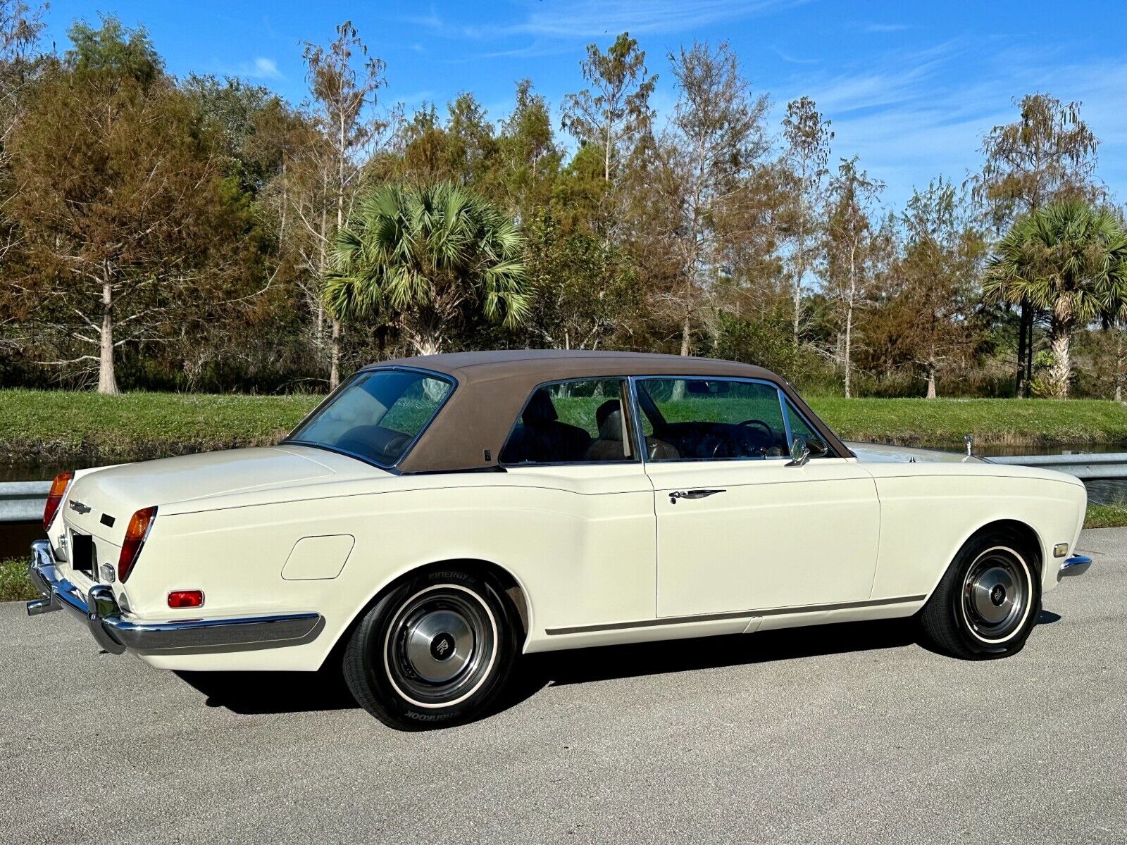 Rolls-Royce-Corniche-1973-Coupe-21