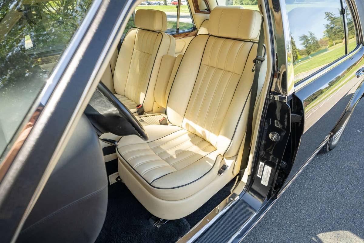 Rolls-royce-silver-spur-1995-black-14