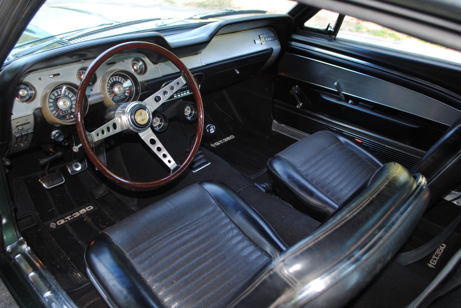 Shelby-Cobra-1967-Coupe-4