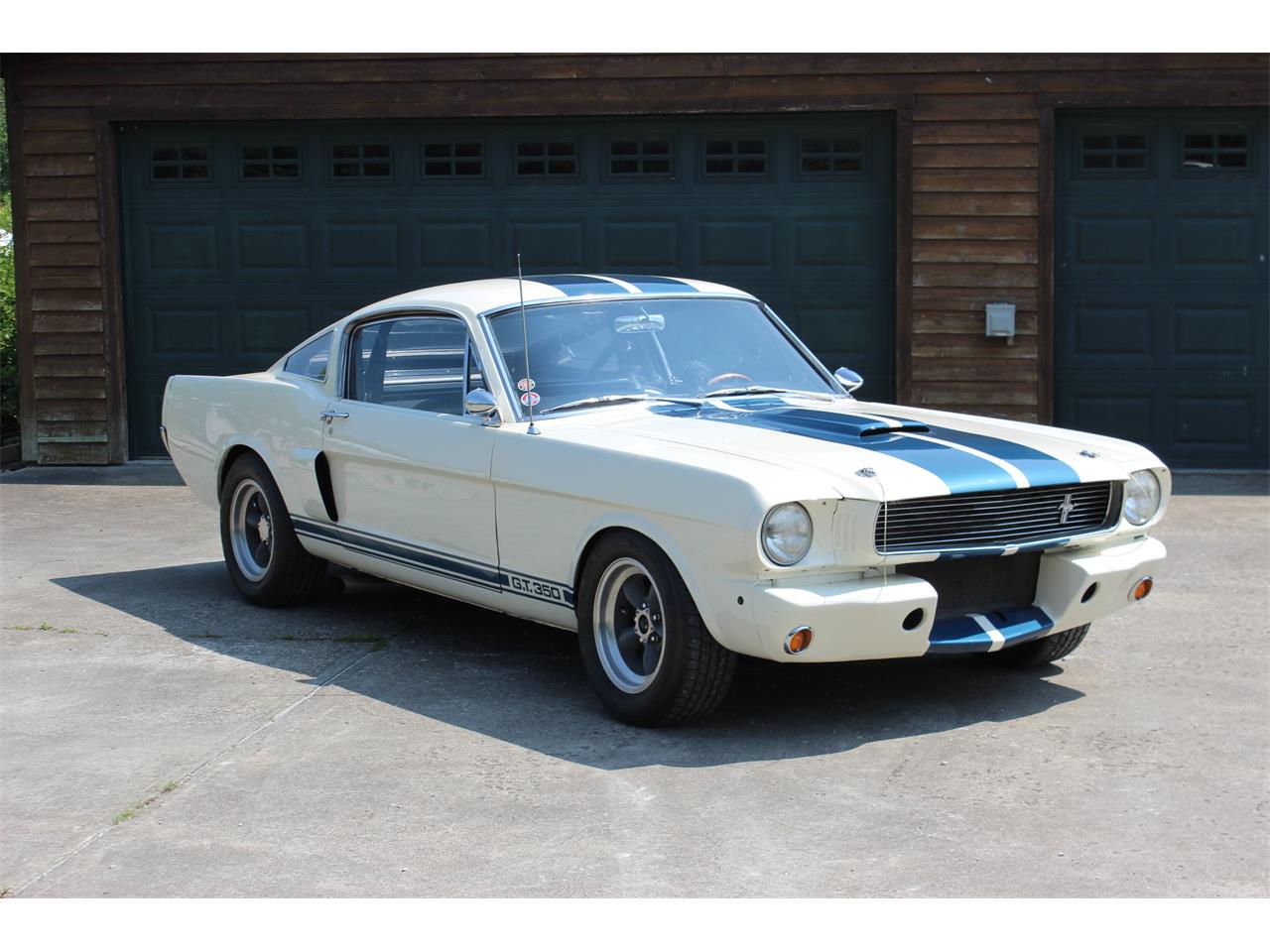 Shelby-Gt350-1966-White-Black-4