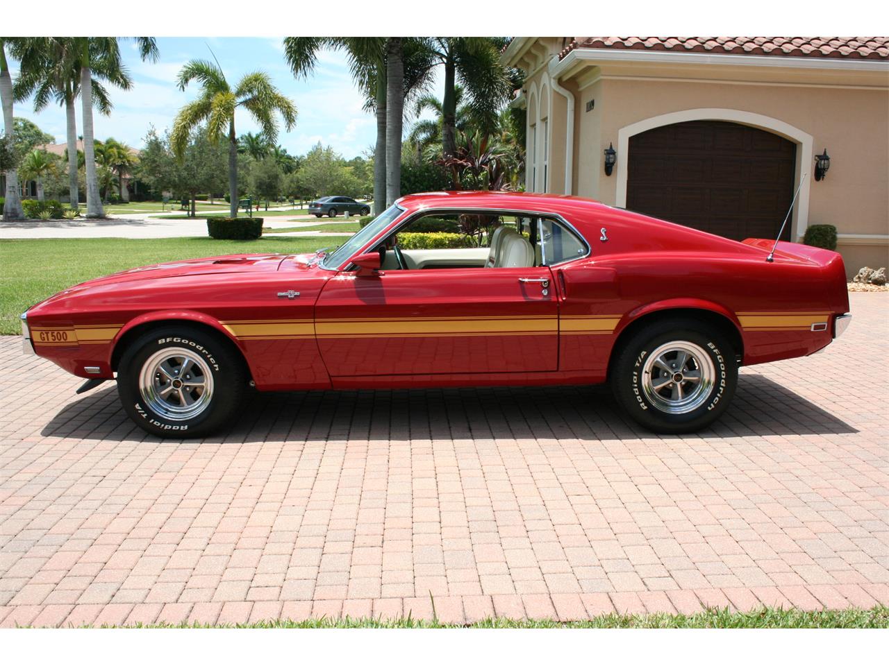 Shelby-Gt500-1969-Candy-Apple-Red-White-2