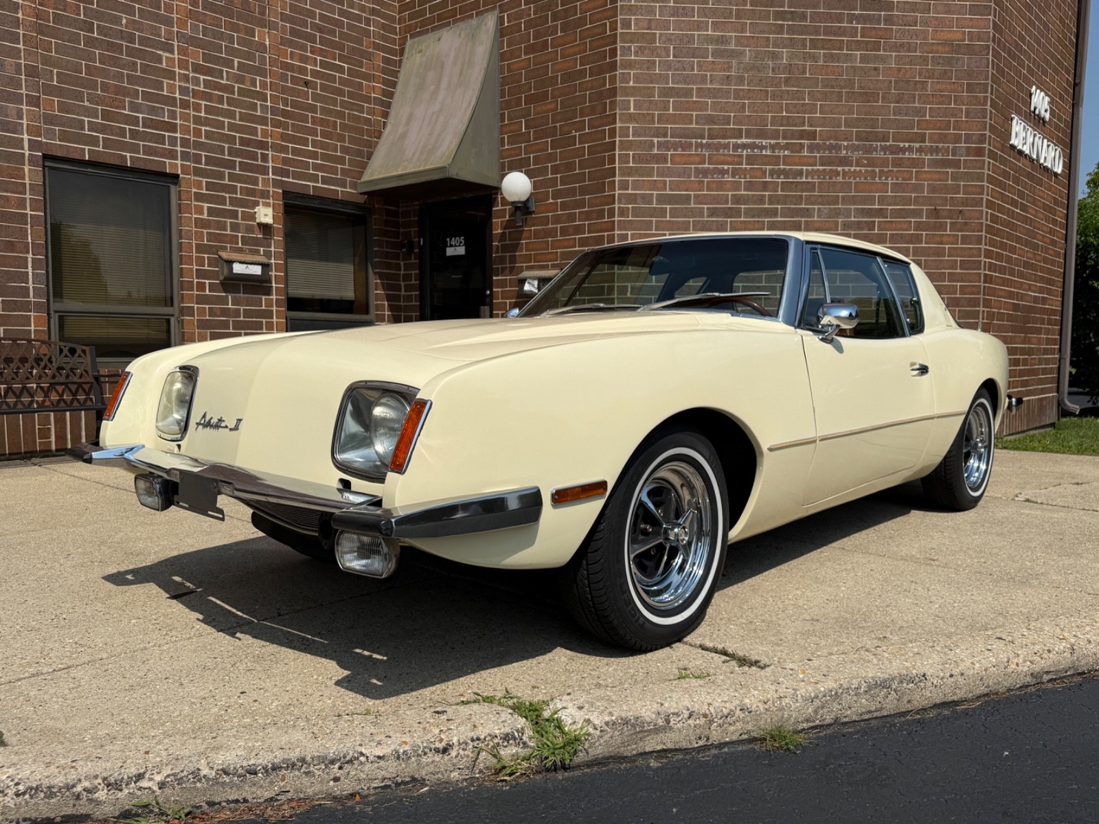 Studebaker Avanti 1976