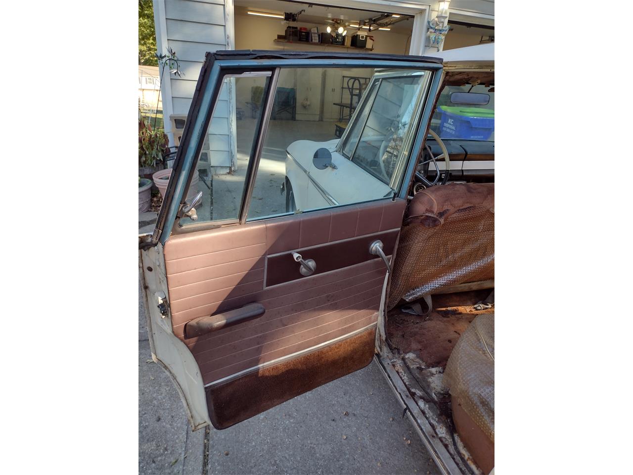 Studebaker-Cruiser-1963-White-Brown-12