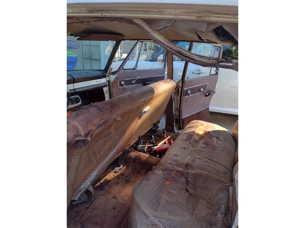 Studebaker-Cruiser-1963-White-Brown-13