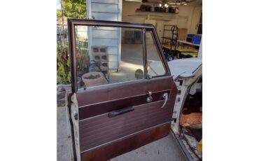 Studebaker-Cruiser-1963-White-Brown-14