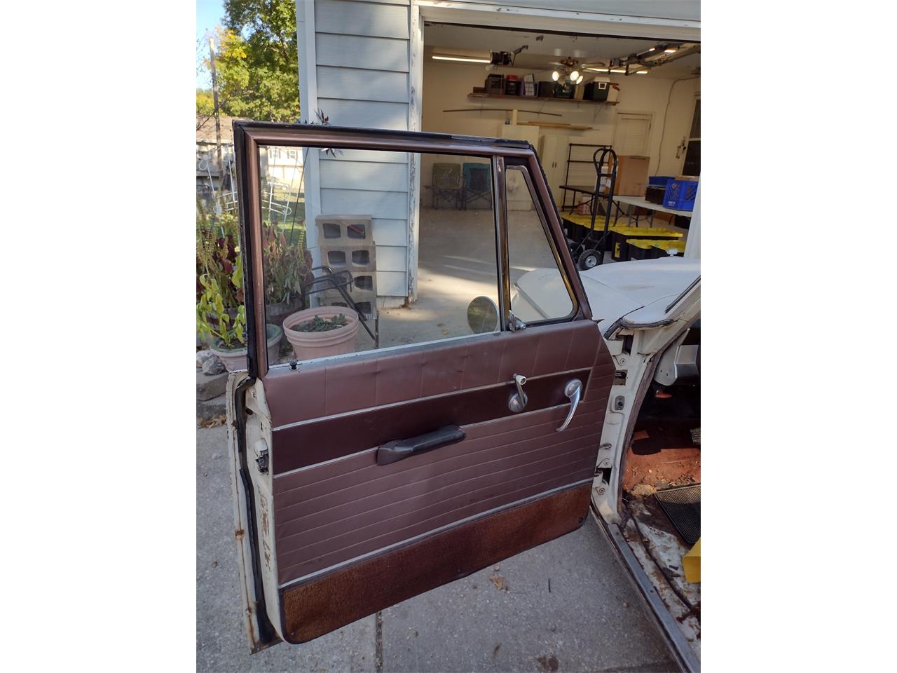Studebaker-Cruiser-1963-White-Brown-14