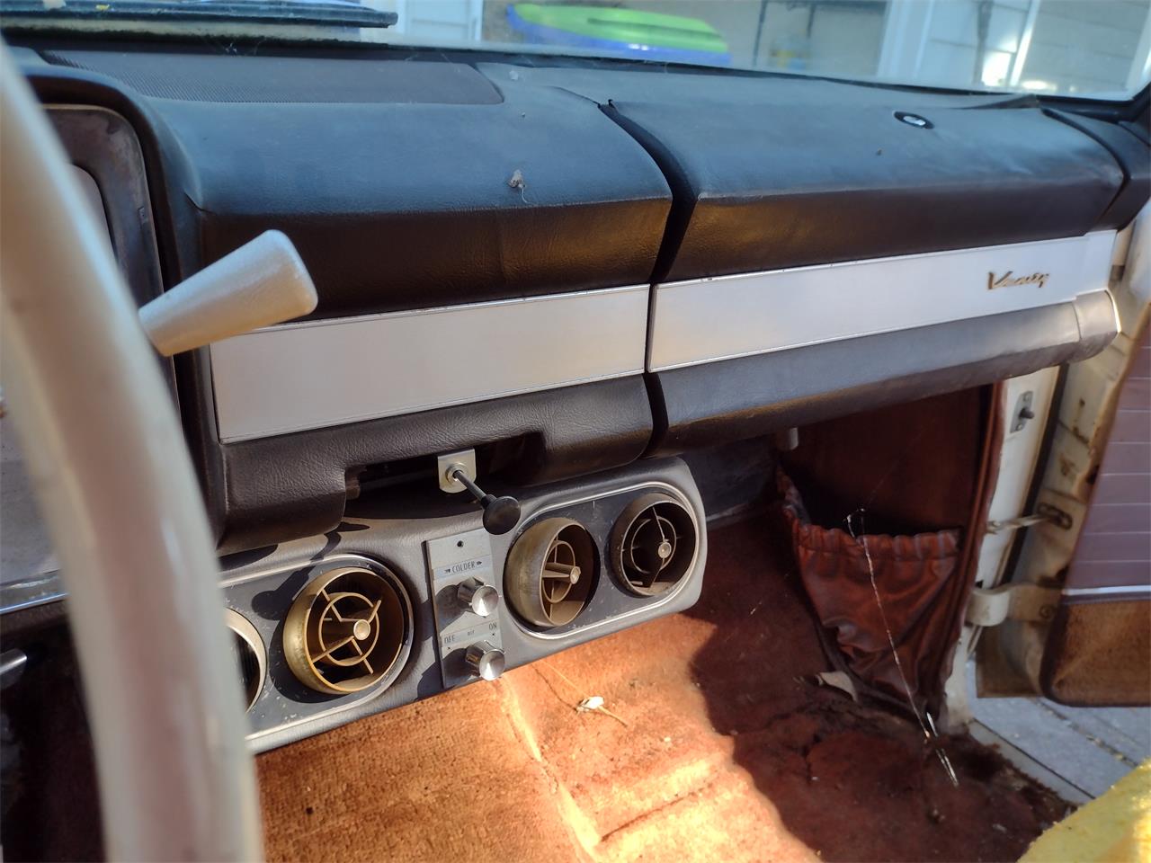 Studebaker-Cruiser-1963-White-Brown-16