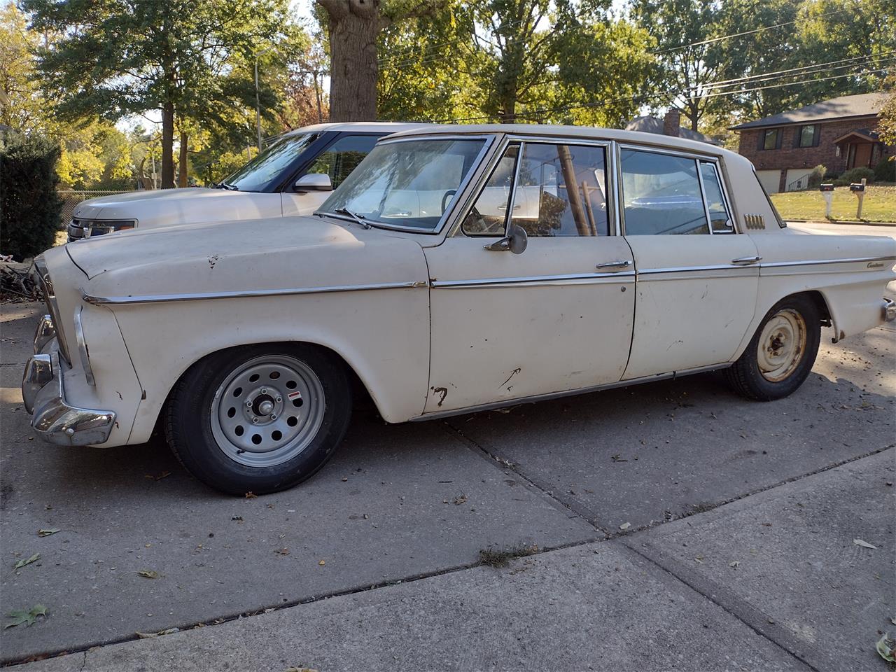 Studebaker-Cruiser-1963-White-Brown-3