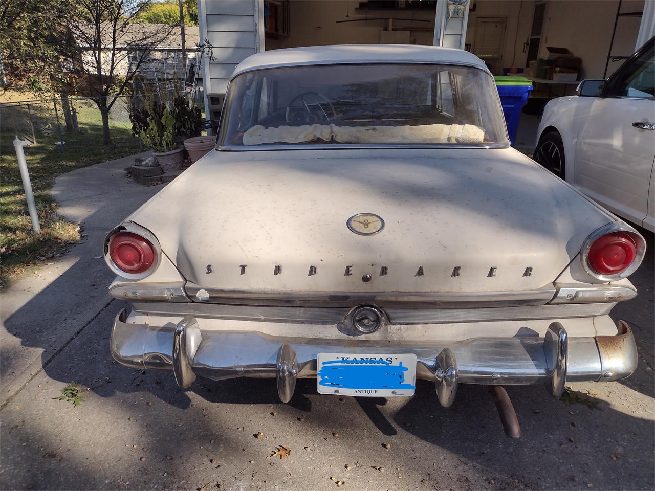 Studebaker-Cruiser-1963-White-Brown-4
