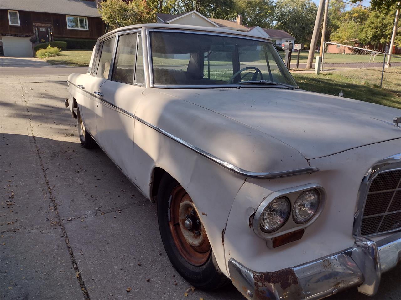 Studebaker-Cruiser-1963-White-Brown-6