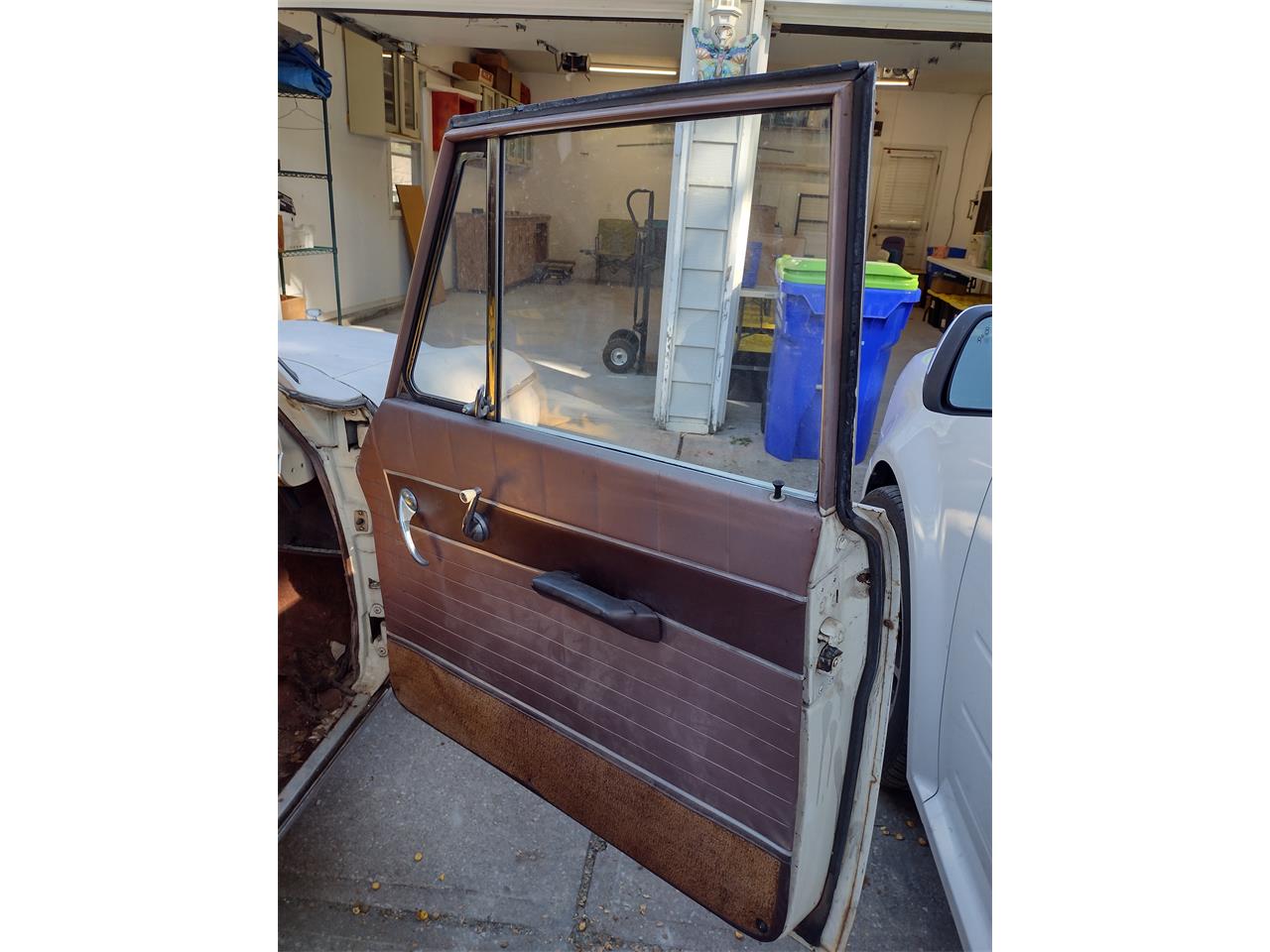 Studebaker-Cruiser-1963-White-Brown-7