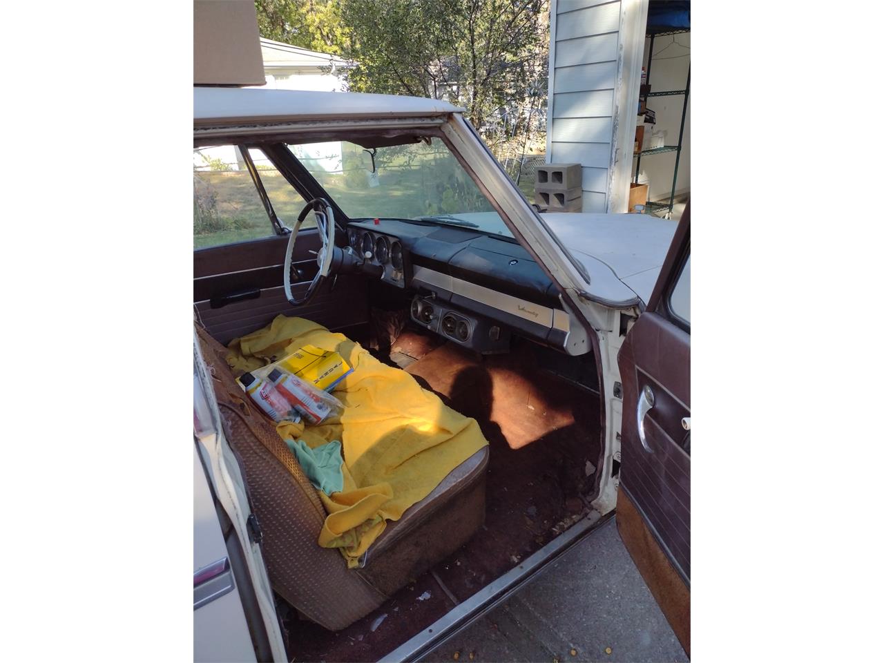 Studebaker-Cruiser-1963-White-Brown-8