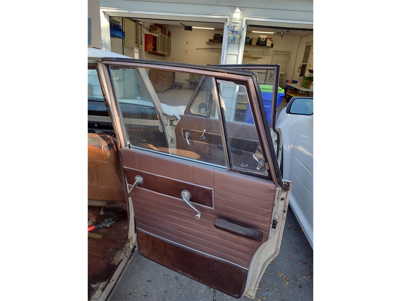 Studebaker-Cruiser-1963-White-Brown-9