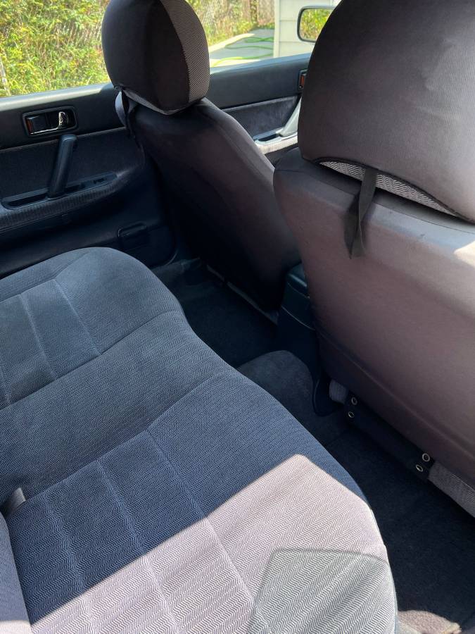 Subaru-legacy-wagon-1993-white-9