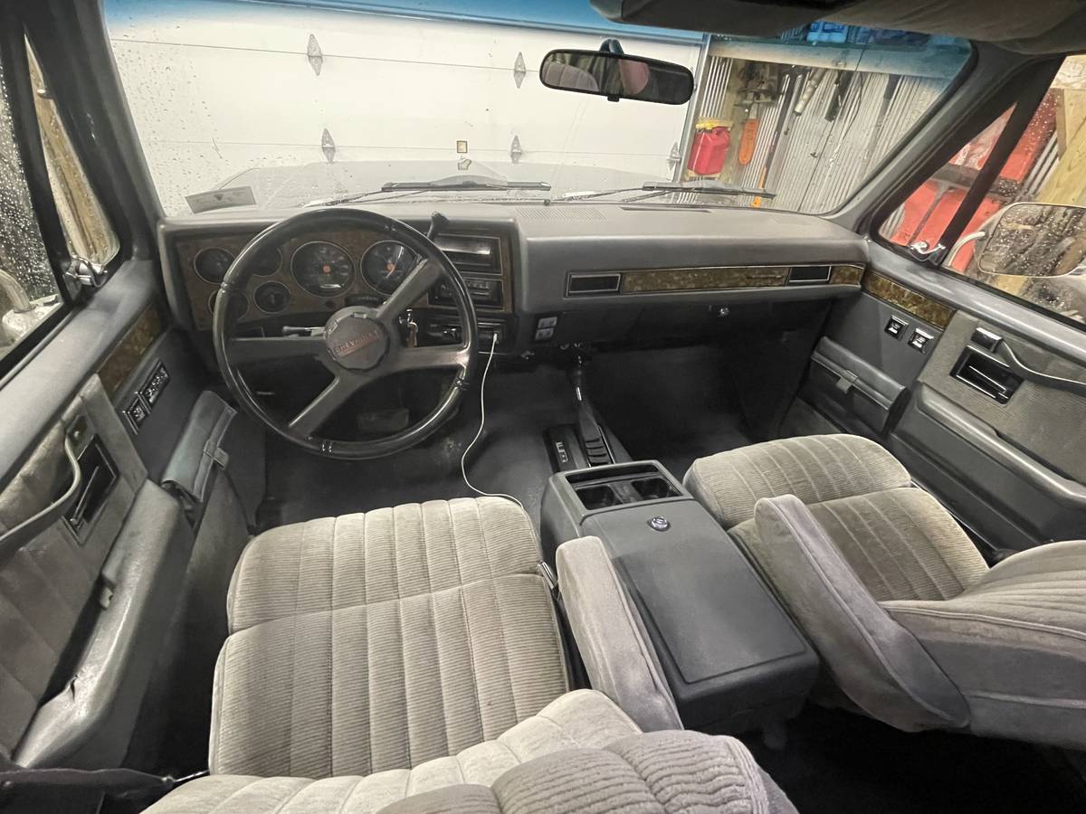 Suburban-v1500-1989-red-6