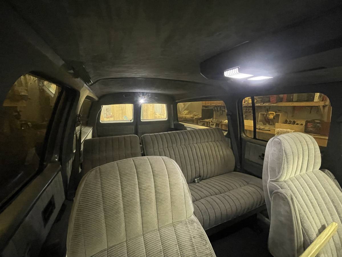 Suburban-v1500-1989-red-8