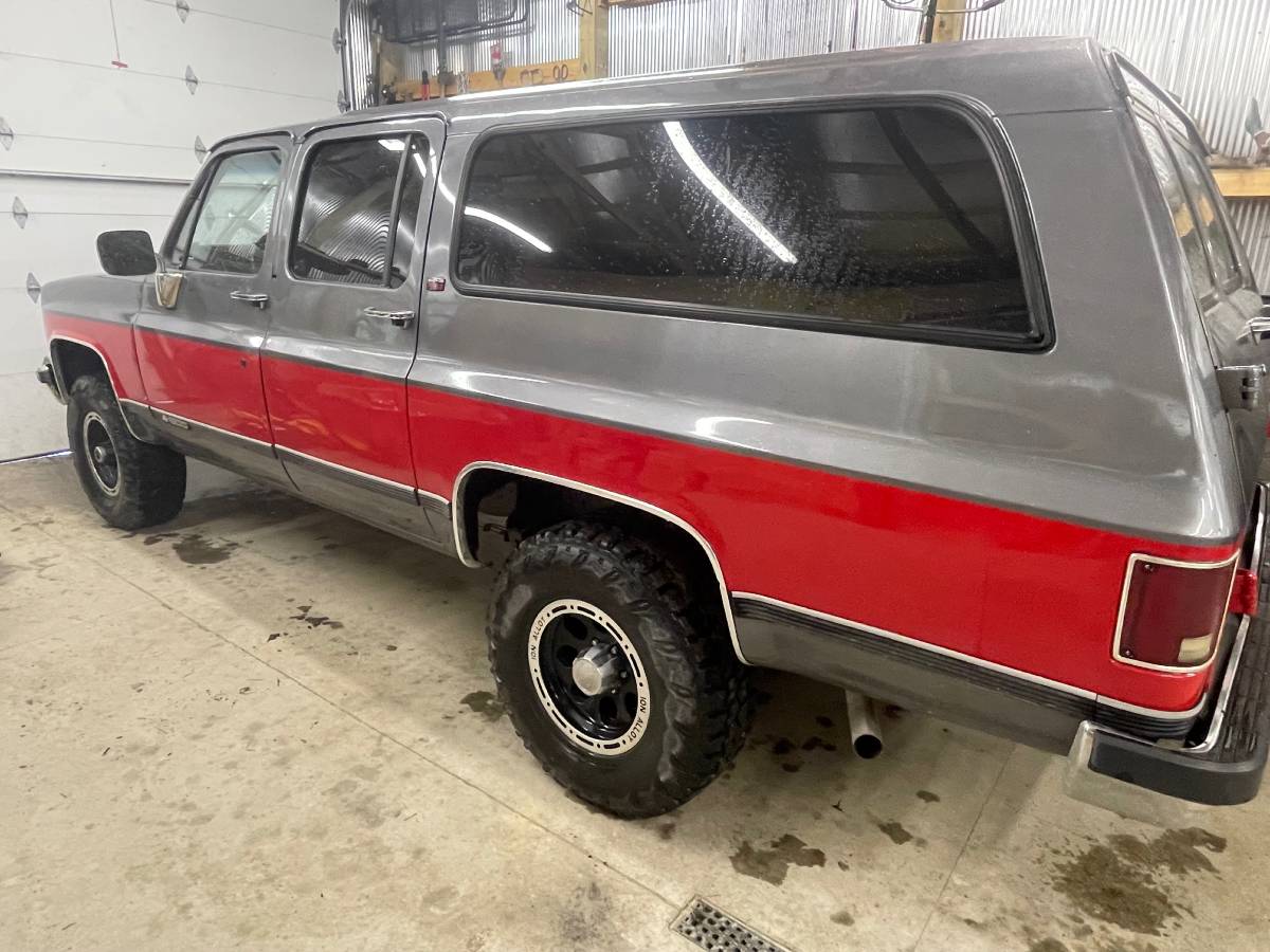 Suburban-v1500-1989-red